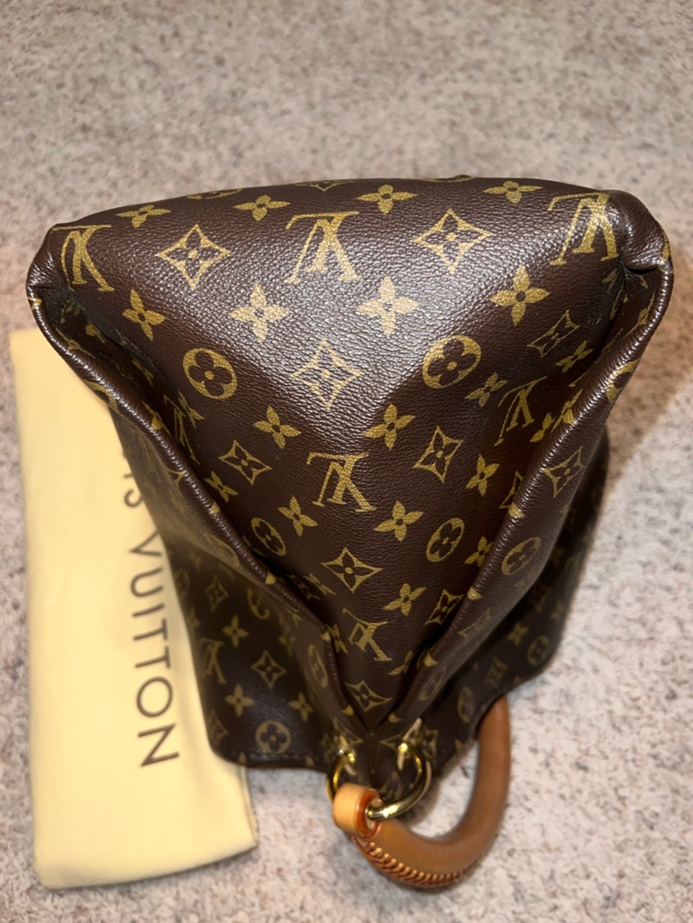 EUC Louis Vuitton Artsy - Picture 3 of 16